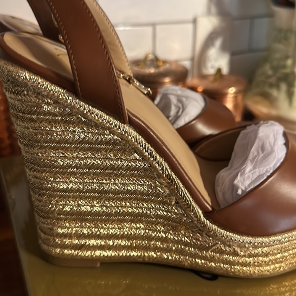 Size 9 NIB brown shoes. Platform sandal. Gold accents. - Picture 2 of 4